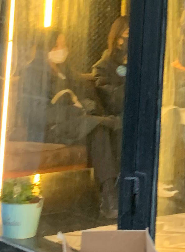 与准继母同框破不和传闻?李亚鹏带小女友逛街,身边女子酷似李嫣