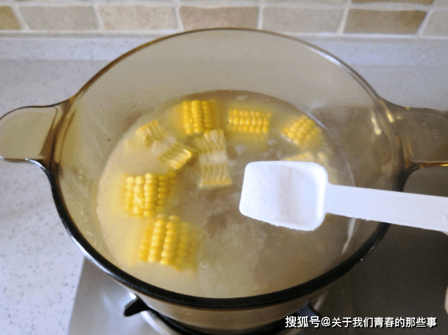 莲藕排骨汤怎么做不黑窍门 377c603ea37a487cbbcf0adb219a2a31.png