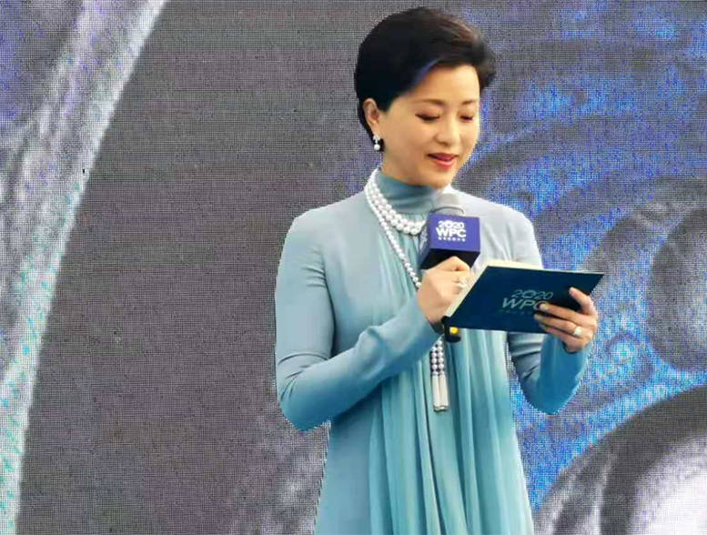 著名资深媒体人杨澜主持了此次世界珍珠大会的开幕式!