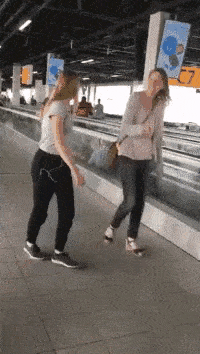 原创爆笑gif趣图:这帮大老爷们真会玩啊!