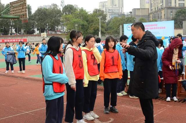 渝南田家炳中学田径运动会弘扬奥运精神展现闪亮青春