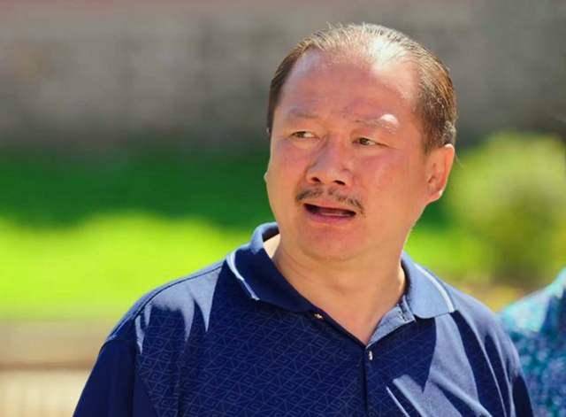 谢广坤片场喝到脸通红？粗大金项链似有2斤重，