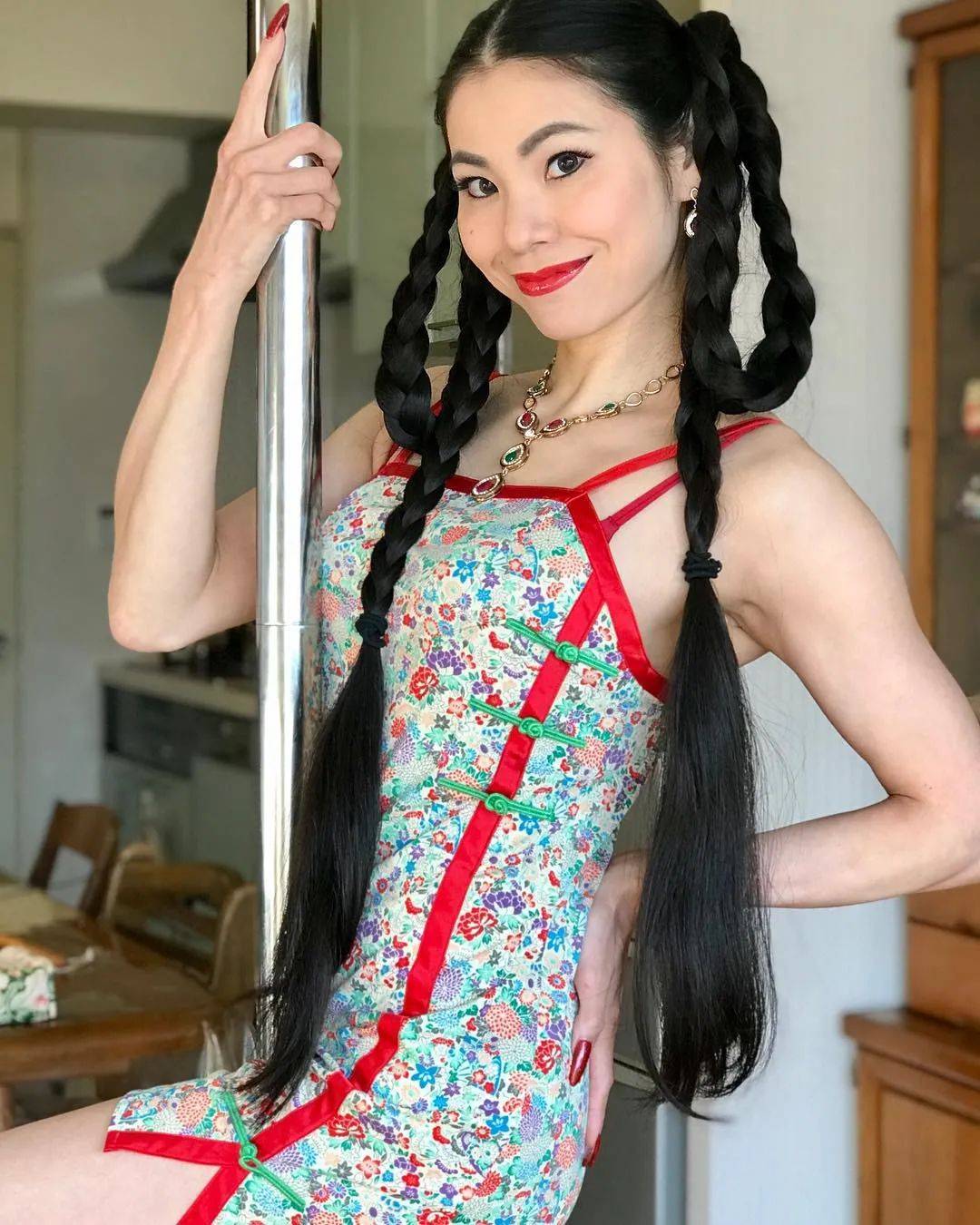既有肌肉,也有线条感 很多人可能和我一样 第一眼都会被这拖地的长发
