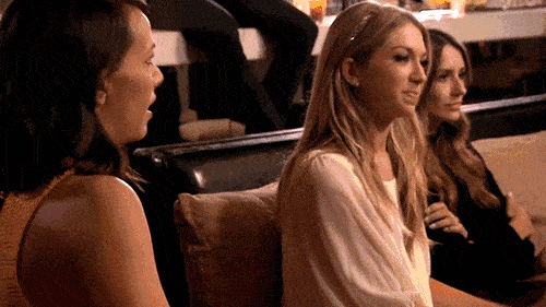 gif搞笑段子:结婚十年至今相亲相爱他无奈的拿出一张老报纸