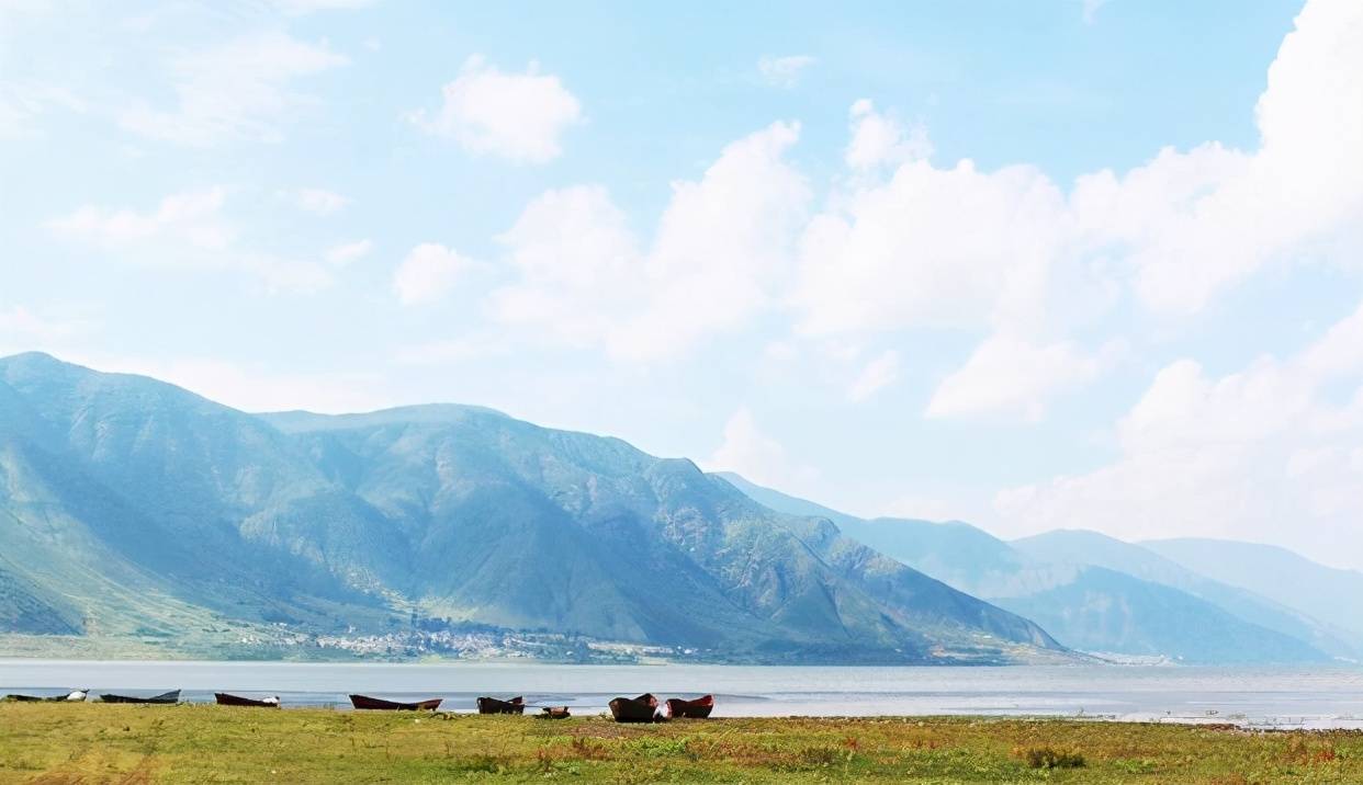 丽江原始椭圆形湖泊，像极了天空之镜，一年四季绿光神奇无比