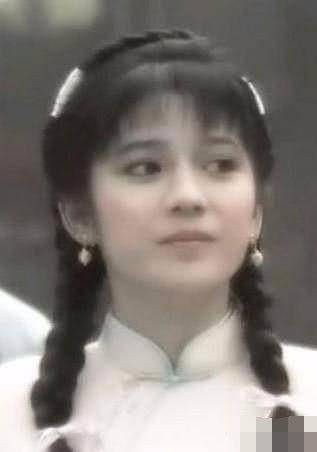 曾哲贞曾经也是一位当红的影星,是很多人心中的女神,但是她被爱情冲