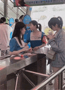 爆笑gif趣图妹子腿张太开了意外伤害在所难免