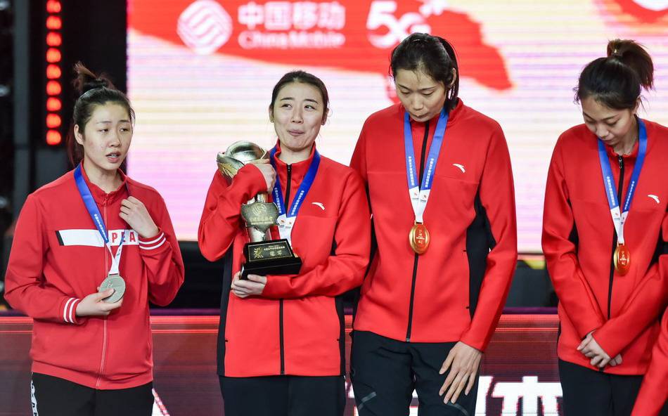 女排联赛颁奖仪式,朱婷随天津队友捧起冠军奖杯