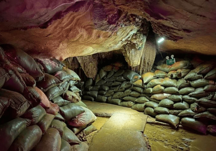 原创广西玉林市鹿峰山发现奇怪洞穴,深不可测可直通地球心脏