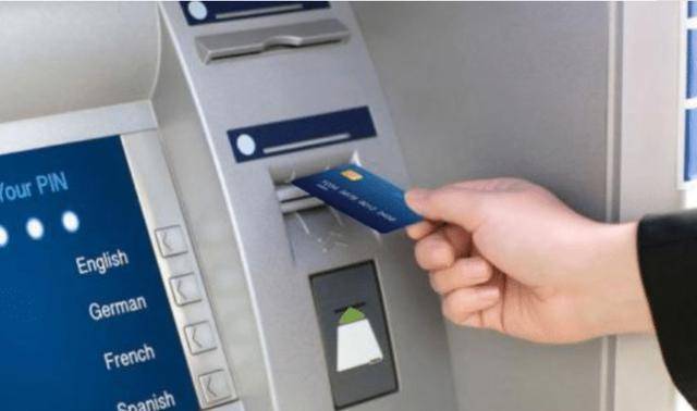 黑龙江男子取钱时,发现机器里有输好密码的银行卡,卡内23万余额