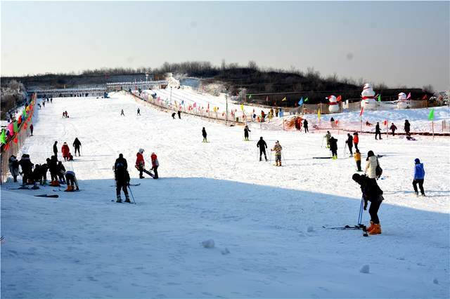 洛阳人家门口滑雪场 新伊龙国际滑雪场全新高端滑雪盛装开启