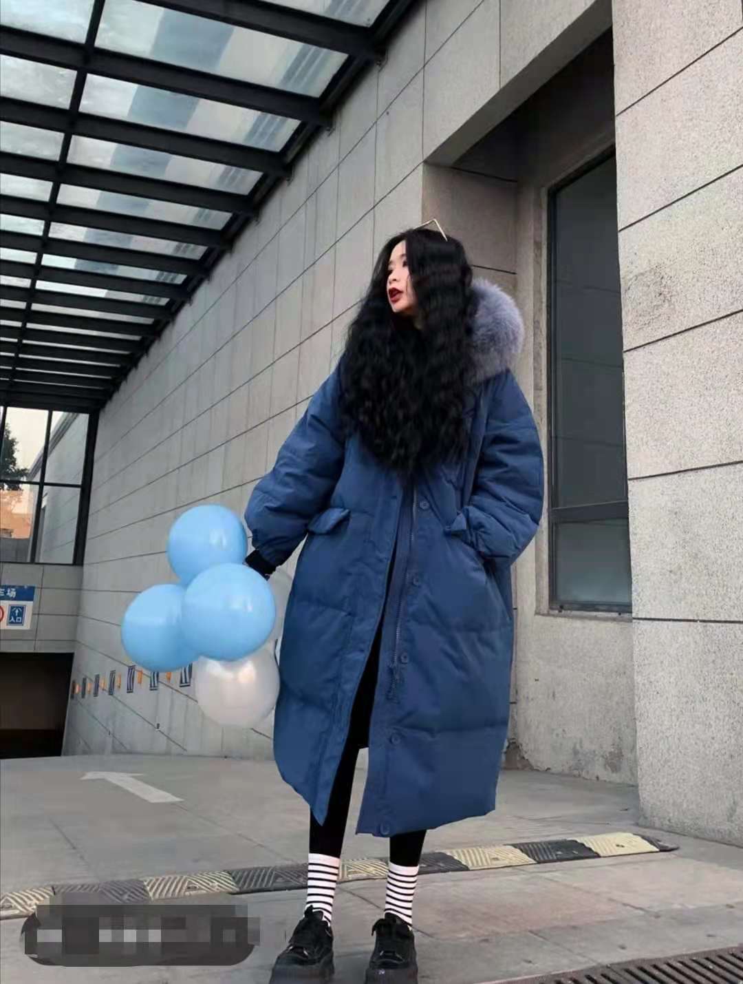 女长款羽绒服搭配什么裤子好看