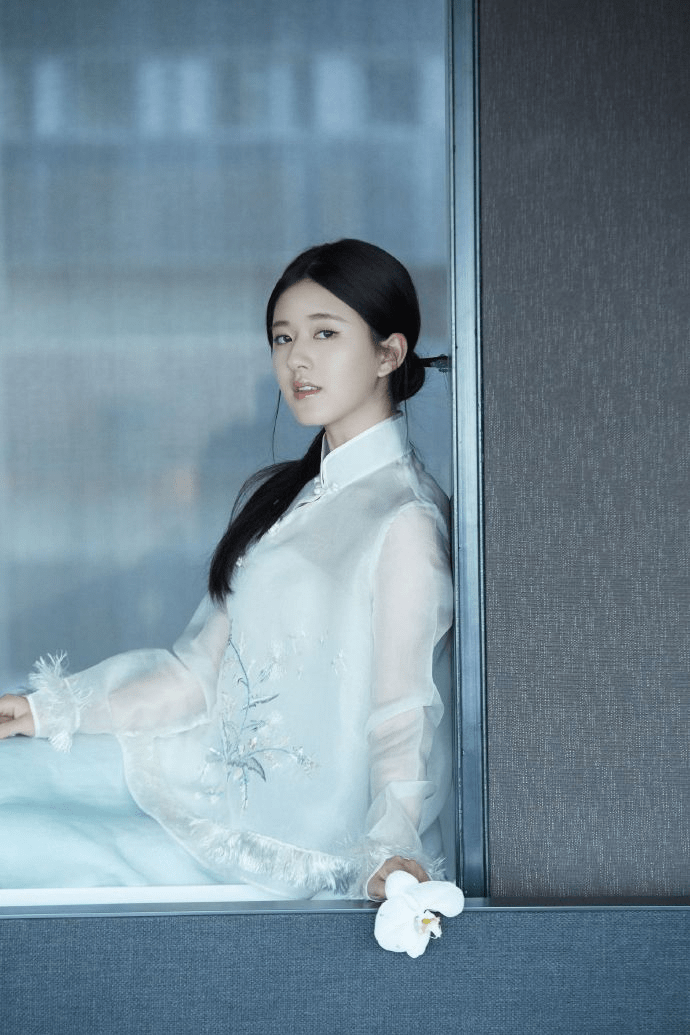 12月20日晚的某颁奖典礼上,女演员赵露思的穿搭就引发了热议