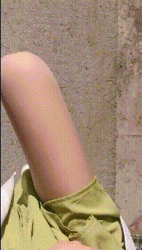 图片[1]-GIF搞笑段子：姑娘这腿，真的像极了火腿肠啊！-妖次元