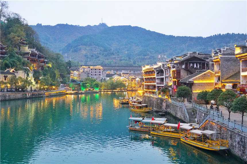 黔东南有个神奇的古城，游客都喜欢来看这里的歪门邪道，夜色美如仙境