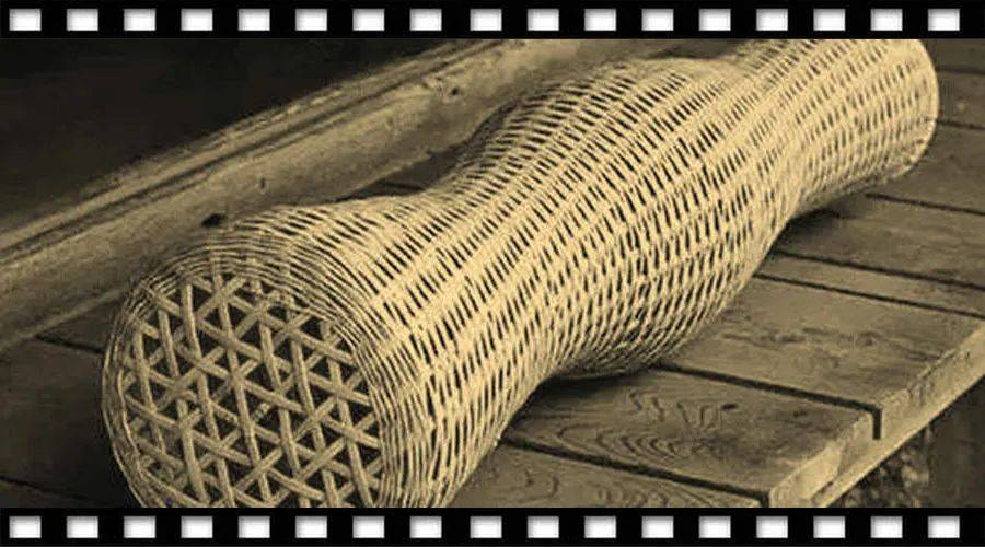 （▲ 竹夫人） 编完竹夫人，正好前院喊吃饭。路过厨房，在外面洗手时，