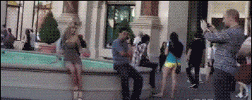 街头帮美女拍照,只是她这姿势让人看着有点尴尬.鳄鱼:劳资是鳄鱼!