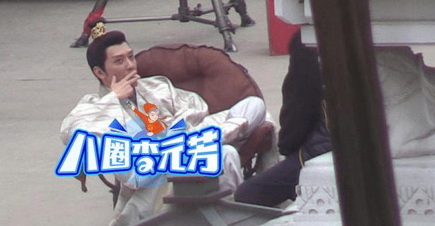 冯绍峰片场抽烟惹争议,翘二郎腿与工作人员谈笑风生