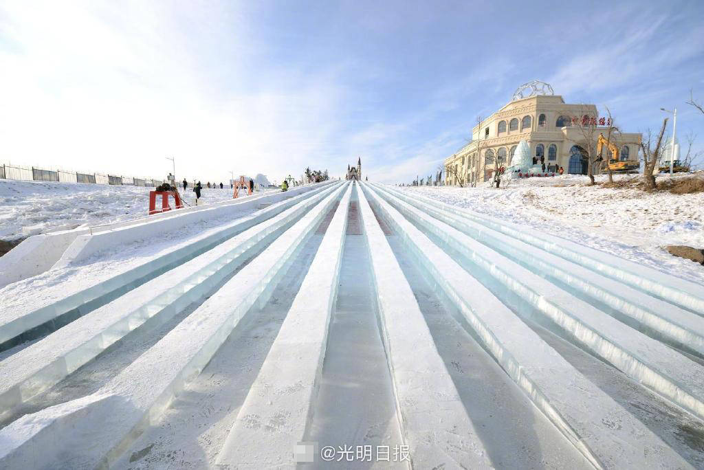 世界上最长的冰滑梯有多长?512.6米