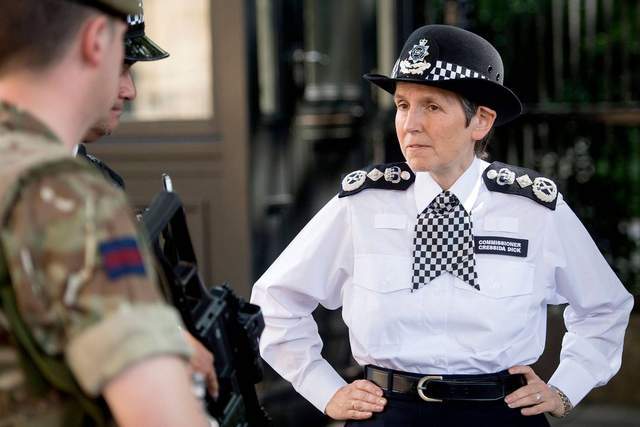 英国警察任务繁重,警衔采用肩章标志,督察年薪5万英镑