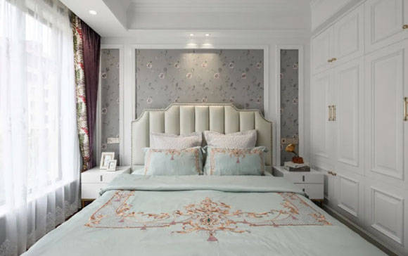石膏线装饰的床头背景墙,中间再贴上带图案的墙纸,让卧室的装修效果