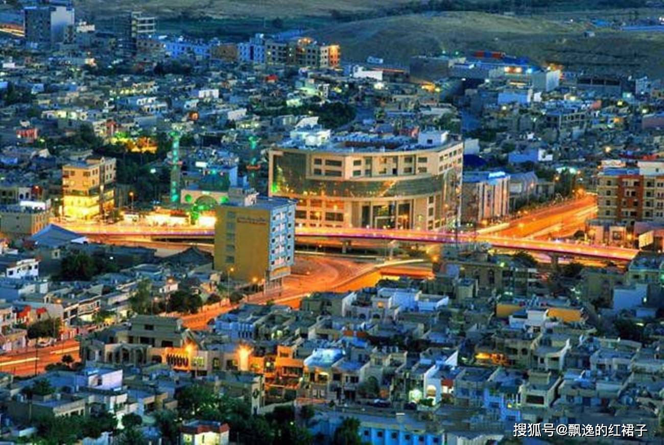 80年代的巴格达夜景,灯光绚烂,霓虹璀璨,和欧美发达国家的城市夜景