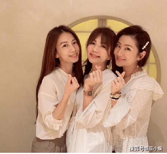 原创田馥甄晒she圣诞合照,三姐妹玩的不亦乐乎,岁月在美女身上没有留