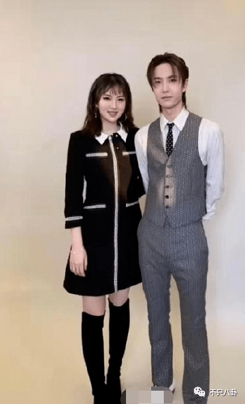 同款大学生服装 4d39a0fb4c5d44ed8314283ff32d7caa.png