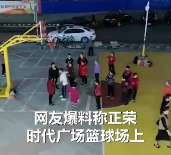 曝福建一少年在篮球场打篮球被广场舞大妈围堵