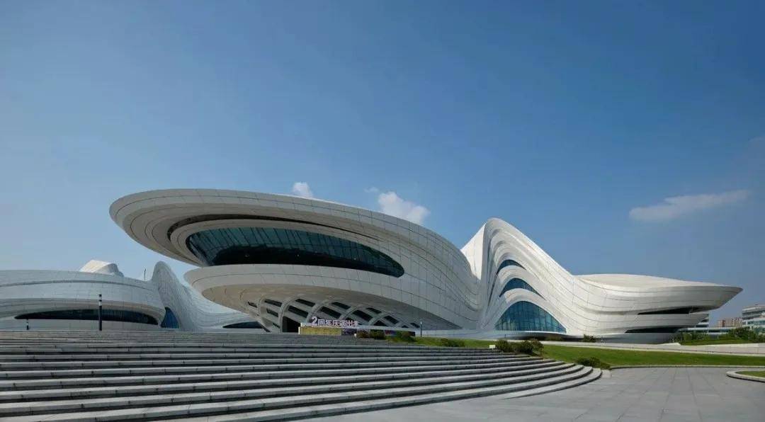 扎哈哈迪德建筑造型魔术师
