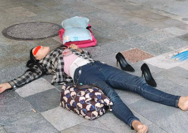 原创实拍:广东一年轻女子四仰八叉,睡在马路上