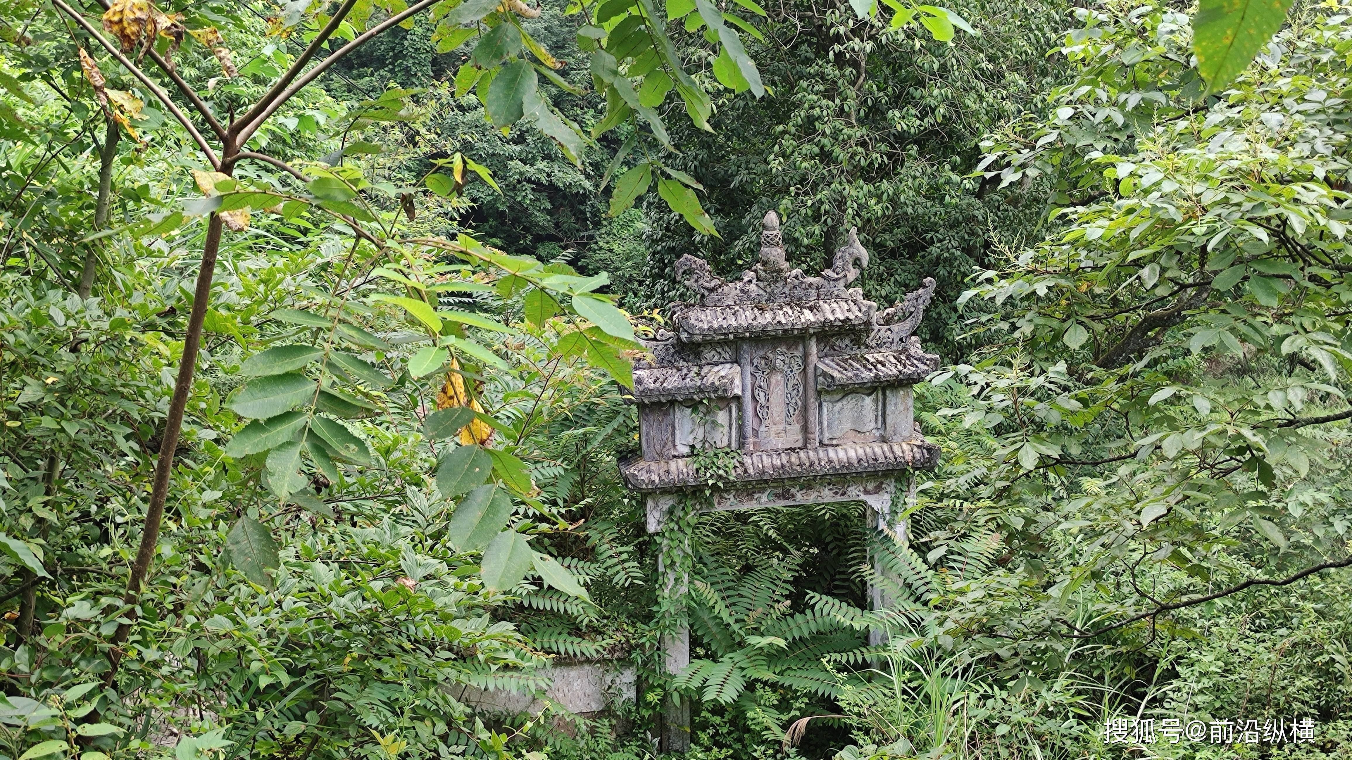 贵州大山里的贡生墓，精雕细刻规模宏大，如今却密林丛生鲜有人至