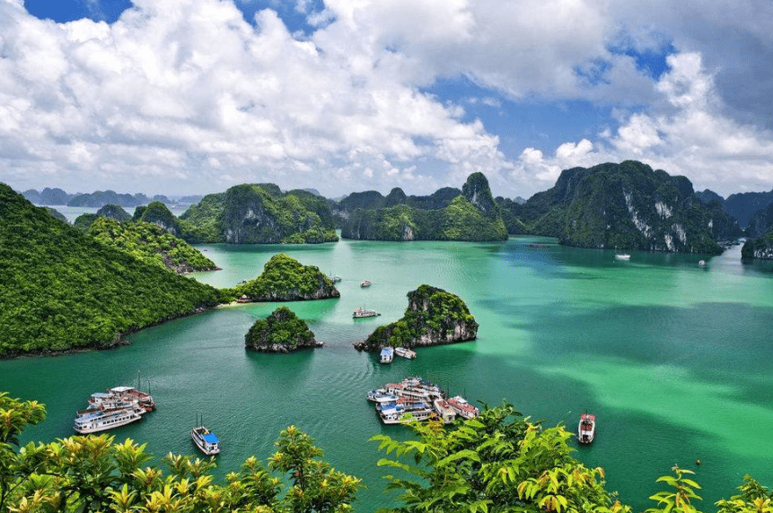 越南这处海湾景点，酷似桂林山水景色绝美，世界新七大自然奇观
