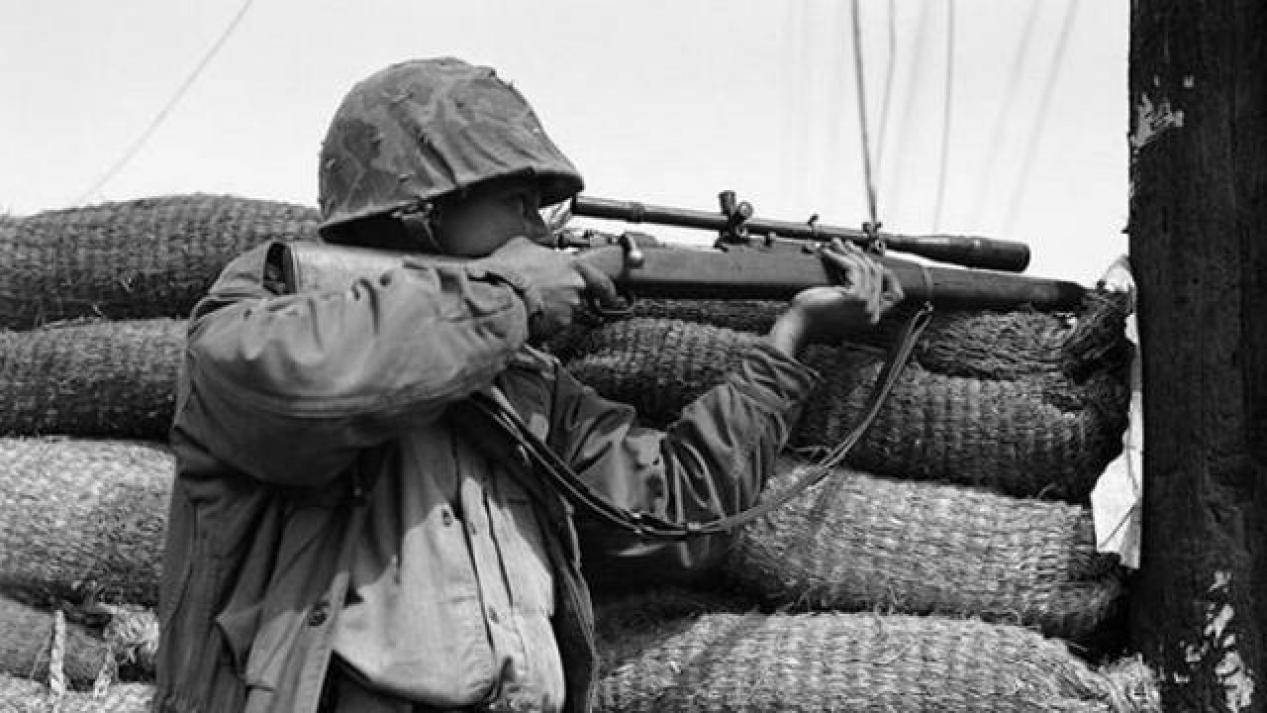 原创中国传奇狙击手,用没有镜的狙击枪,436发子弹消灭214名美军