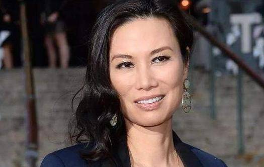 18岁靠老男人,44岁撩小鲜肉的邓文迪,差点让章子怡染