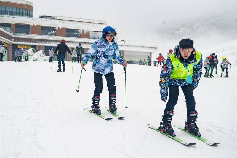 浙江滑雪场初体验,初级道就像 下饺子 ,装备护具更亮眼