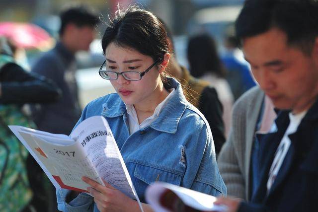 应届大学生应该准备考公务员还是准备考教师