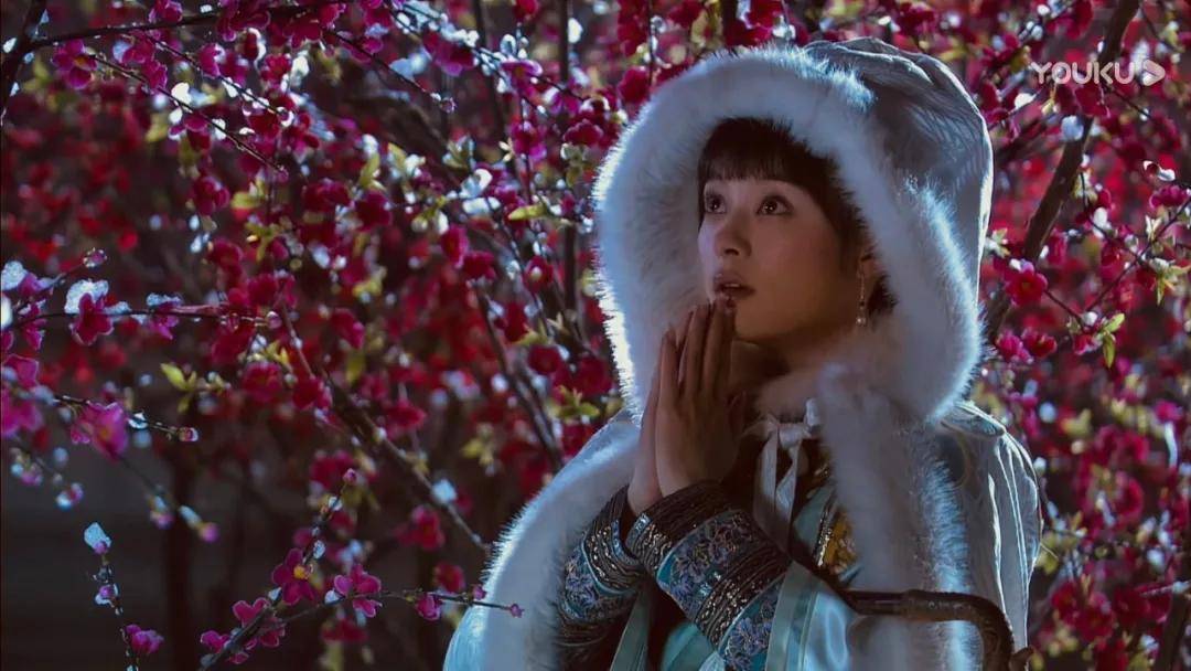 《步步惊心》中,若曦一袭红衣,雪中红梅起舞,惊艳时光.