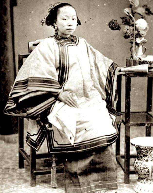 还有一位妾室叫冬梅,与李鸿章相差30岁,原是赵小莲的陪嫁丫鬟.