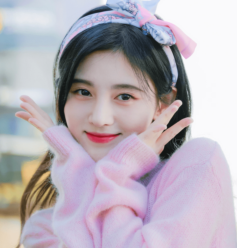 鞠婧祎大冬天拍外景,看清她的双腿后,我都忍不住替她