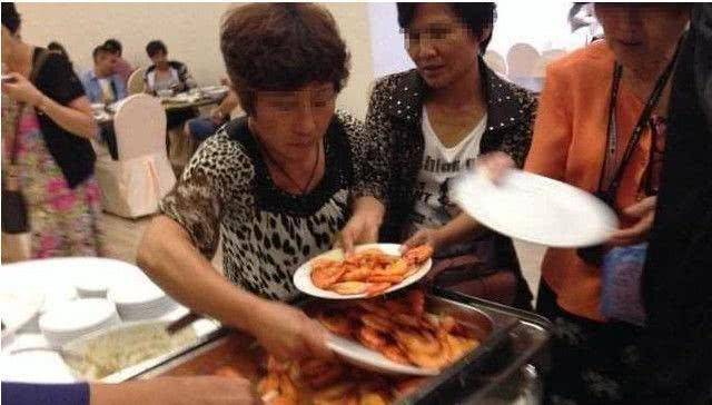 中国大妈到越南吃自助餐，连吃12盘龙虾，最后被老板赶出店