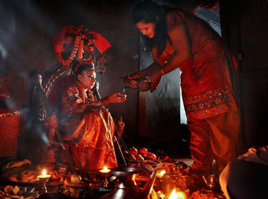 尼泊尔的“活女神”，一生奉献给神明，退位后下场凄凉、无人敢娶