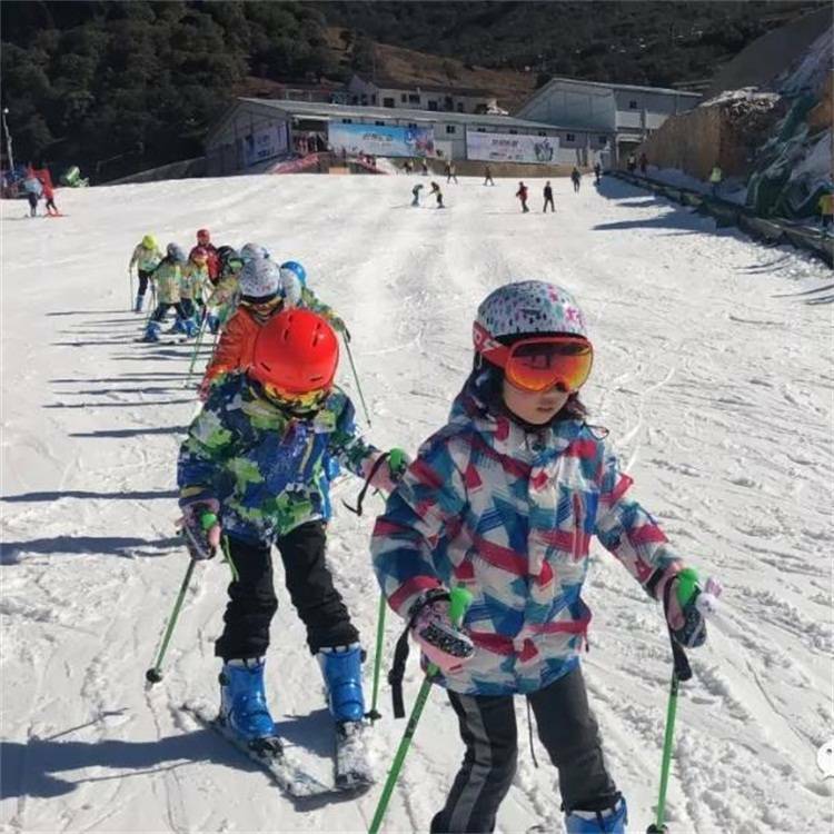 轿子雪山 国际滑雪场,云南首ge室外滑雪场,60000多平雪道尽情驰骋!