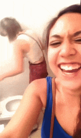 图片[1]-GIF搞笑段子：闺蜜，冲厕所的时候手机给掉进马桶里,一旁的闺蜜却在哈哈大笑-妖次元