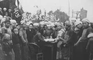 1950 年,灌县三区农民核实减租退押现场 土地改革是解放初期成都农村