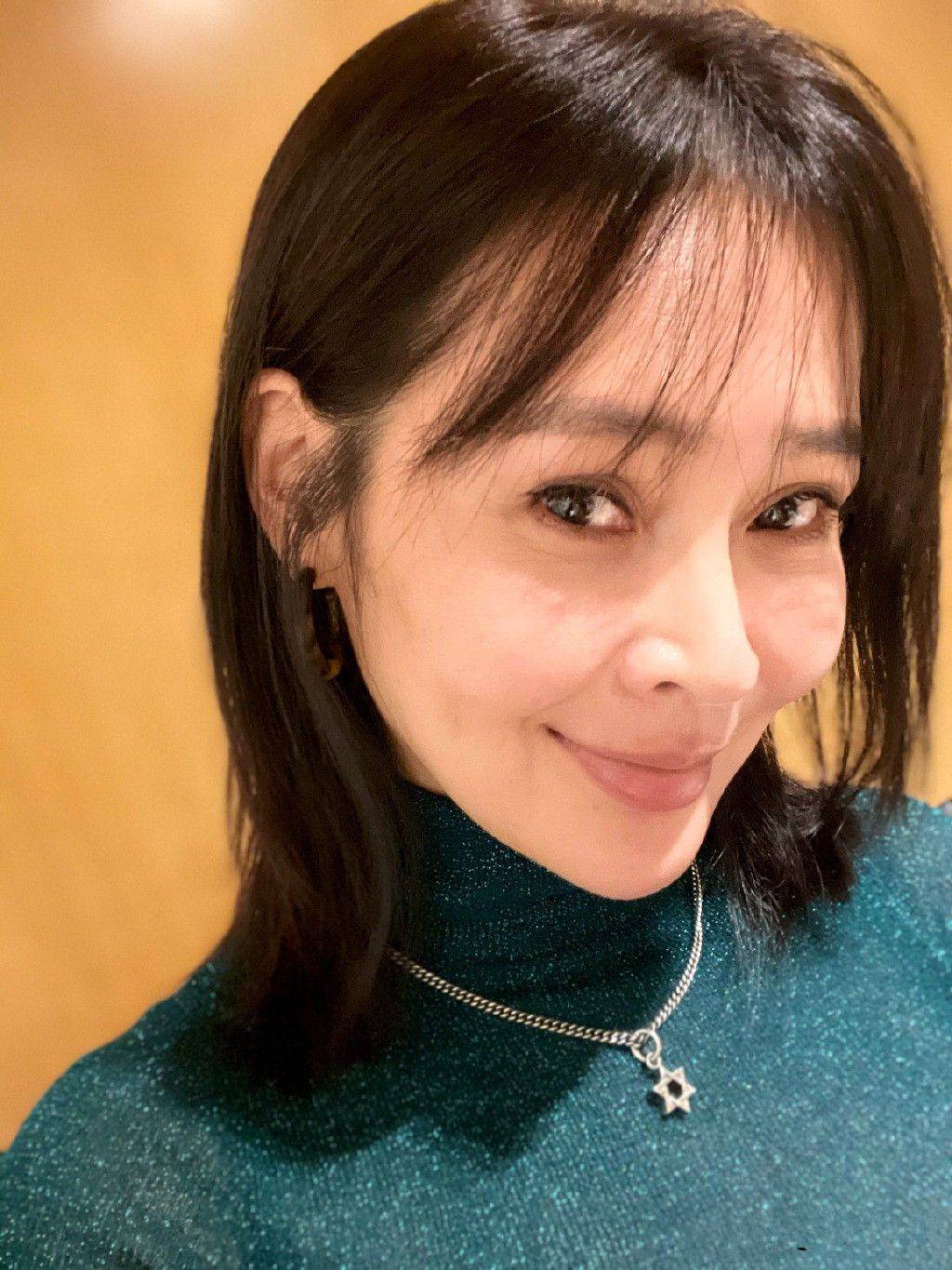 素颜照想获得称赞的时候,却被十级美颜化为乌有,下图照片中,于明加穿