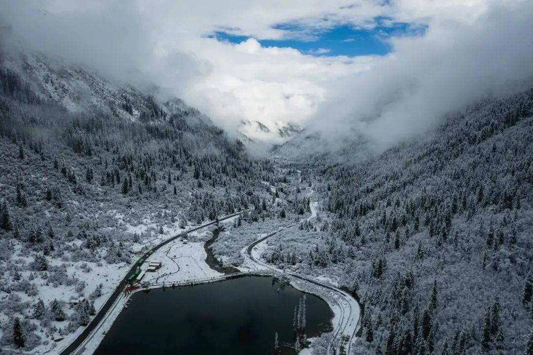 在雪山脚下演绎一场冰与雪的狂欢！用音乐开启你的2021！