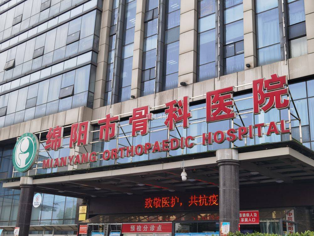 "朱思铭介绍,10分钟后,另一位同行,来自绵阳市中心医院重症医学科的