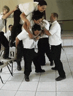 搞笑gif段子:这令人窒息的骑车姿势,请问是咏春叶问嘛