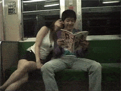 图片[1]-GIF搞笑段子：小姐姐，你挡着我看书了，请坐好！-妖次元